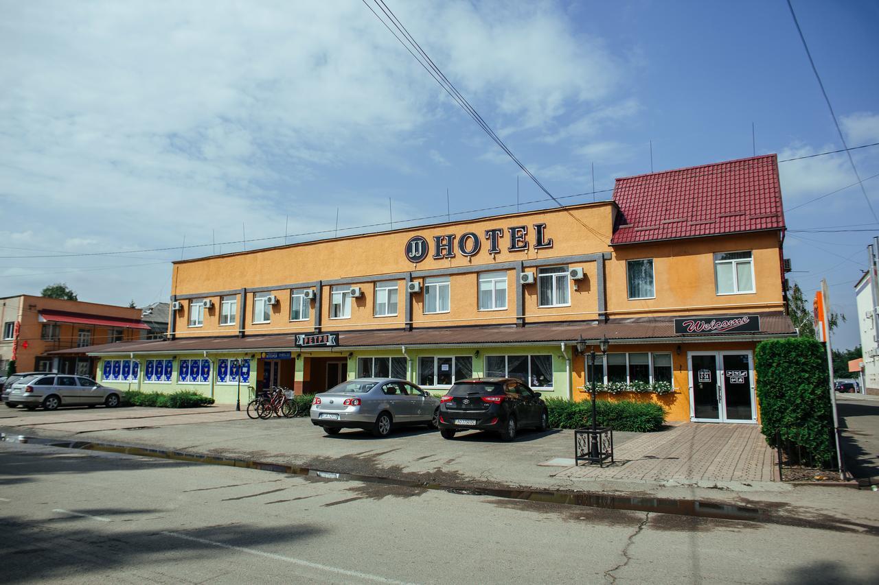 Jj Hotel Vynohradiv Luaran gambar