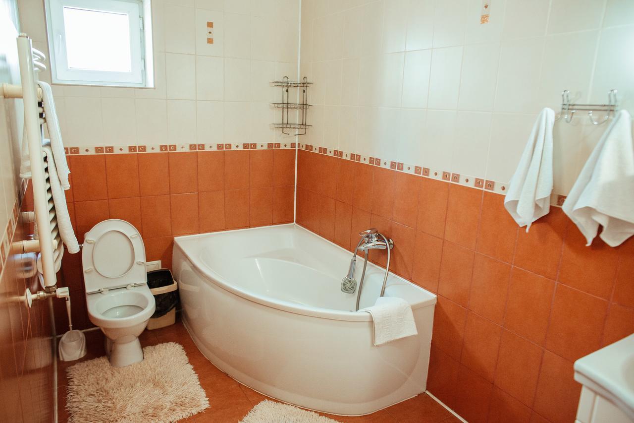 Jj Hotel Vynohradiv Luaran gambar