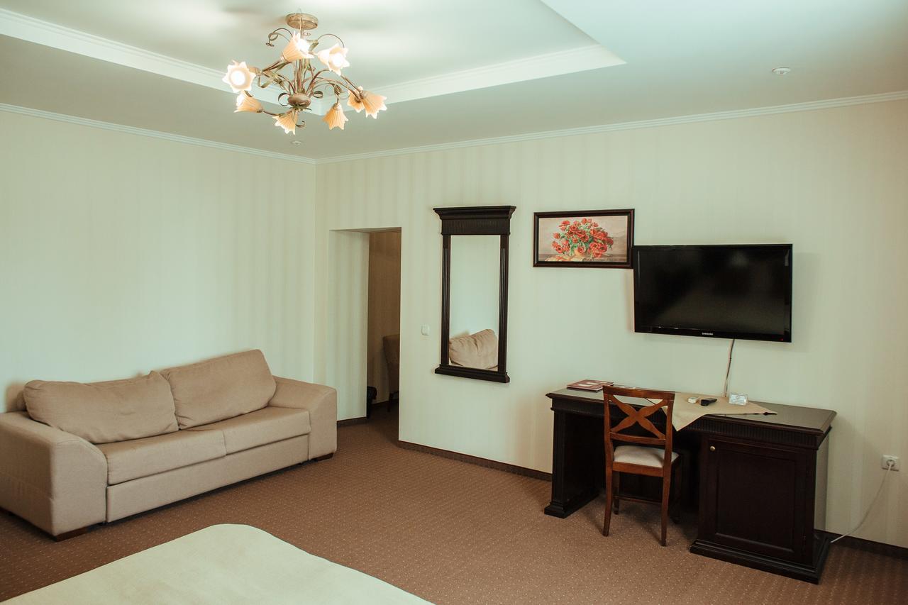 Jj Hotel Vynohradiv Luaran gambar