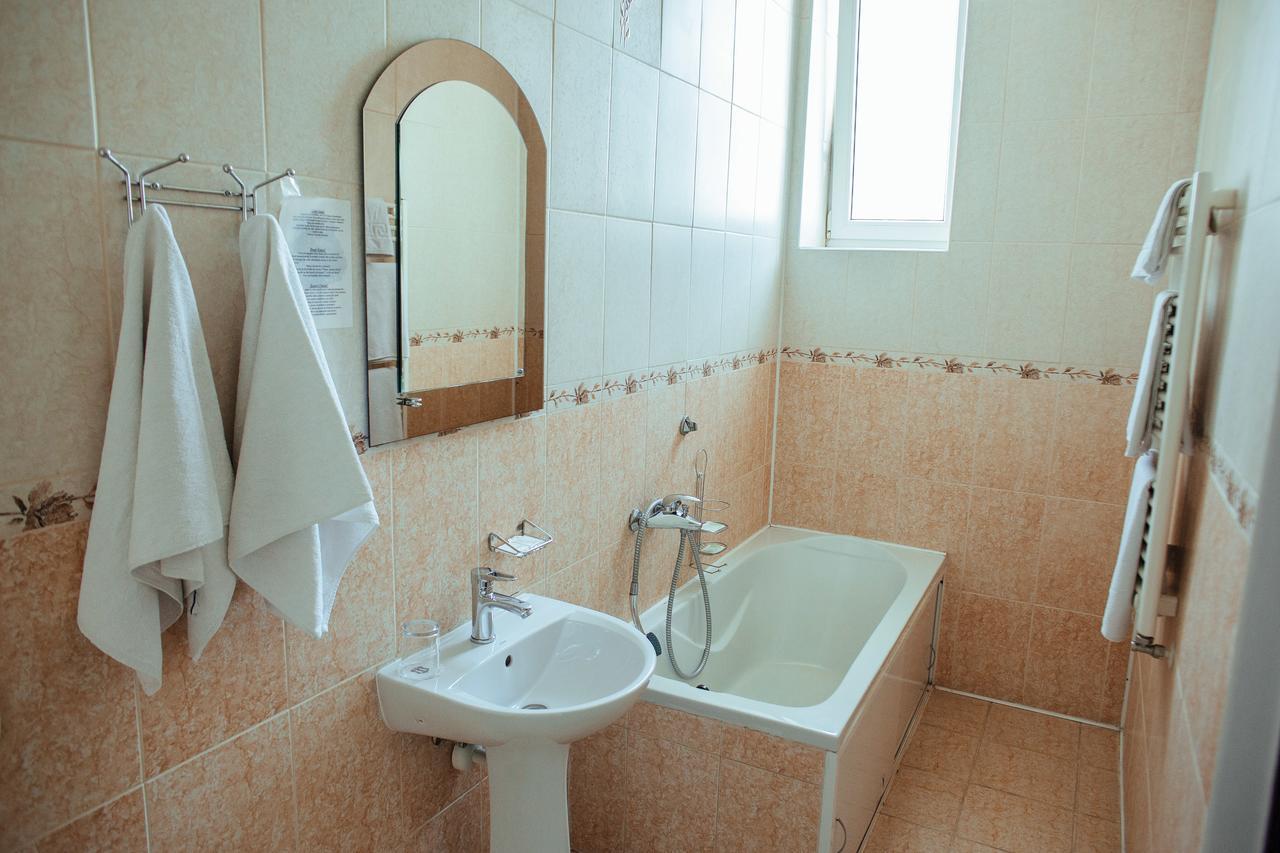 Jj Hotel Vynohradiv Luaran gambar